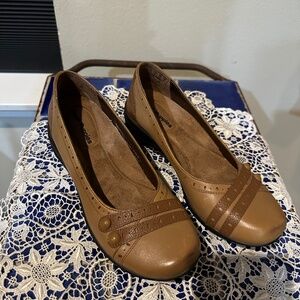 Hush Puppies NOS Taupe Flats - Brand New / Non Slip / Comfortable   - Size 7.5 M